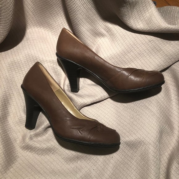 Strictly Comfort featuring memory foam, leather - Picture 2 of 8